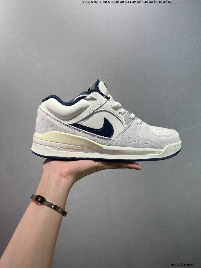 Air Jordan Stadium 90 Stadium Jordan Stadium 90充满了对Tinkerhathield 原创设计的致敬，包括中足网状