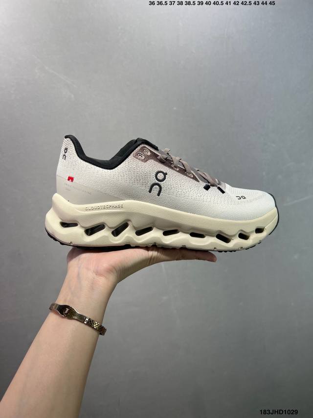 On Cloudzone 昂跑舒适百搭防滑耐磨 低帮休闲跑步鞋 昂跑运动品牌 开创于2010年 缓震着陆、强效回弹、轻柔质感的设计构思始终是On研制关键 与此同