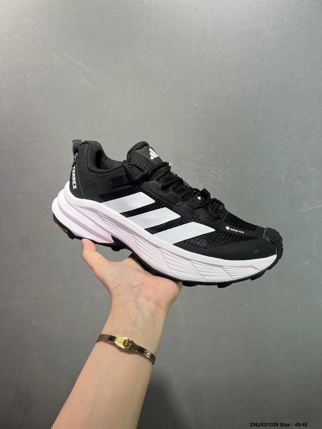 公司级Ad Terrex X Free Hiker Gtx Shoes 黑棕 户外防水透湿透汽运动登山徒步鞋 含防水透气的Gore-Tex覆膜，助你从容踏上积水