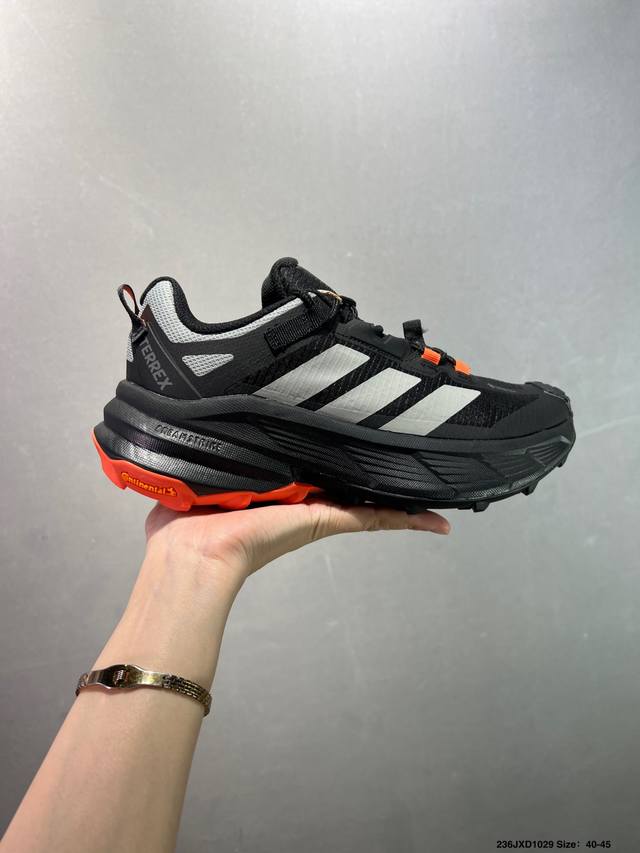 公司级Ad Terrex X Free Hiker Gtx Shoes 黑棕 户外防水透湿透汽运动登山徒步鞋 含防水透气的Gore-Tex覆膜，助你从容踏上积水