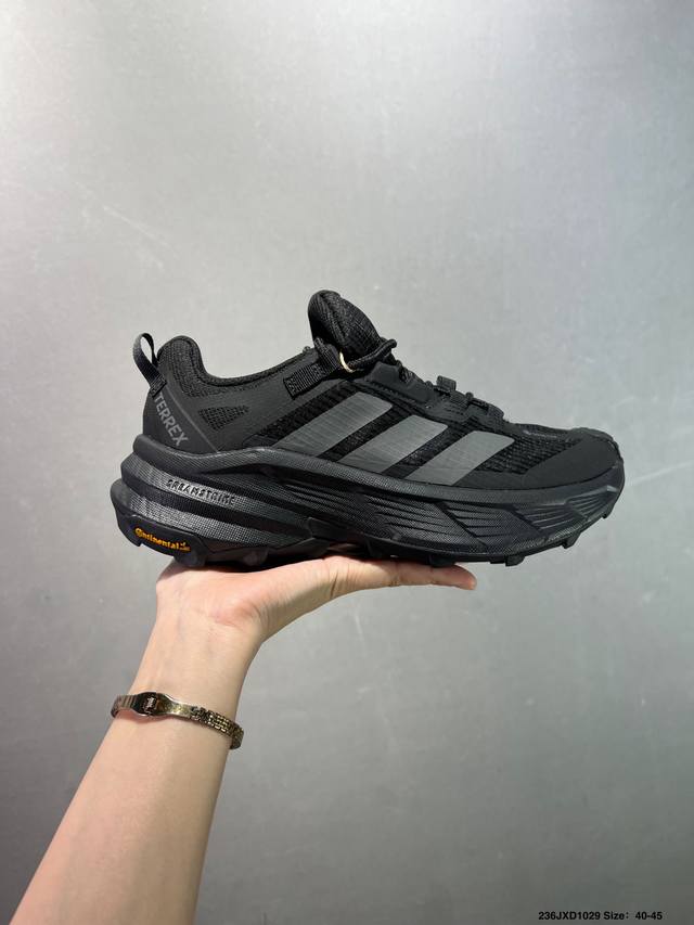 公司级Ad Terrex X Free Hiker Gtx Shoes 黑棕 户外防水透湿透汽运动登山徒步鞋 含防水透气的Gore-Tex覆膜，助你从容踏上积水