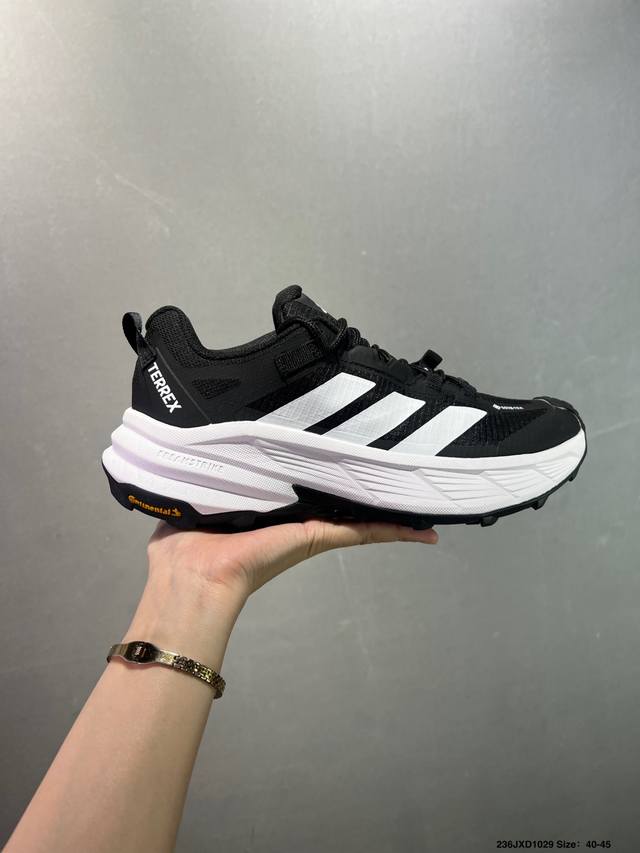 公司级Ad Terrex X Free Hiker Gtx Shoes 黑棕 户外防水透湿透汽运动登山徒步鞋 含防水透气的Gore-Tex覆膜，助你从容踏上积水