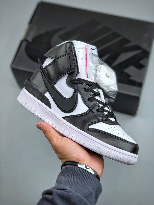 Nike Dunk Hi Ambush 联名款黑白熊猫高帮休闲板鞋 Cu7544-001 #通过黑白撞色与夸张 Swoosh 的视觉冲突，营造复古气氛之下的时尚