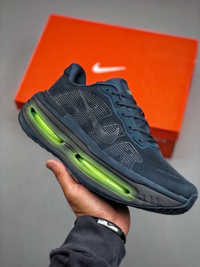 Nike Vomero Premium 耐克 飞马 舒适减震防滑 低帮跑步鞋全掌Reactx泡绵中底 前掌和后跟还配备了Air Zoom气垫单元 据说跑起来更快