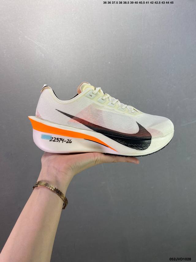 公司级Nike Zoomx Vaporfly Next% 4耐克 轻量化 网面透气运动鞋 这款新一代最强跑鞋在鞋面和鞋底都进行了全方位升级鞋面使用了全新 Vap