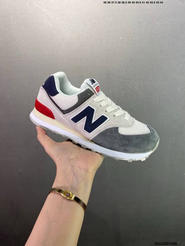 New Balance Nb5740系列 凭借多种严选的优质素材重塑出让人耳目一新又充满层次感的革新中低结构。为呼应90年代的巨大化潮流，鞋侧也点题采用了相应的