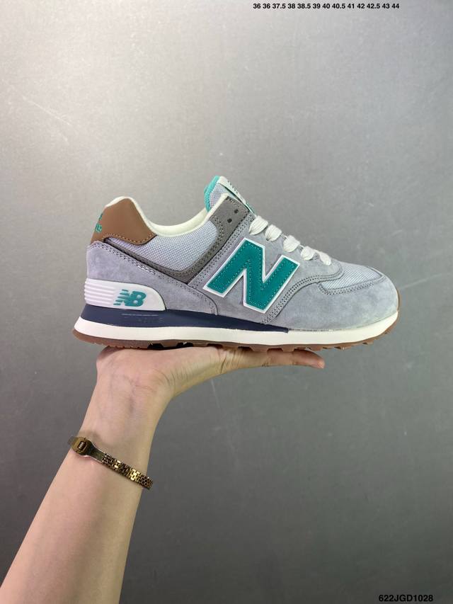 New Balance Nb5740系列 凭借多种严选的优质素材重塑出让人耳目一新又充满层次感的革新中低结构。为呼应90年代的巨大化潮流，鞋侧也点题采用了相应的