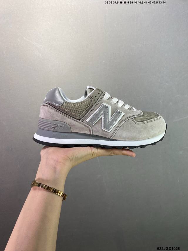 New Balance Nb5740系列 凭借多种严选的优质素材重塑出让人耳目一新又充满层次感的革新中低结构。为呼应90年代的巨大化潮流，鞋侧也点题采用了相应的
