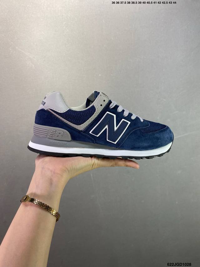 New Balance Nb5740系列 凭借多种严选的优质素材重塑出让人耳目一新又充满层次感的革新中低结构。为呼应90年代的巨大化潮流，鞋侧也点题采用了相应的