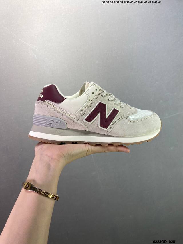 New Balance Nb5740系列 凭借多种严选的优质素材重塑出让人耳目一新又充满层次感的革新中低结构。为呼应90年代的巨大化潮流，鞋侧也点题采用了相应的