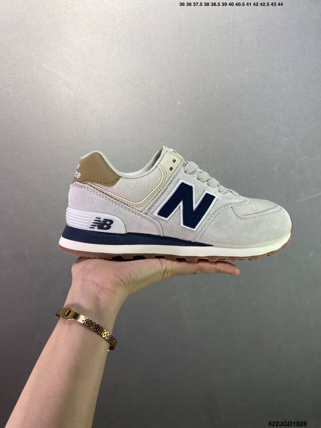 New Balance Nb5740系列 凭借多种严选的优质素材重塑出让人耳目一新又充满层次感的革新中低结构。为呼应90年代的巨大化潮流，鞋侧也点题采用了相应的
