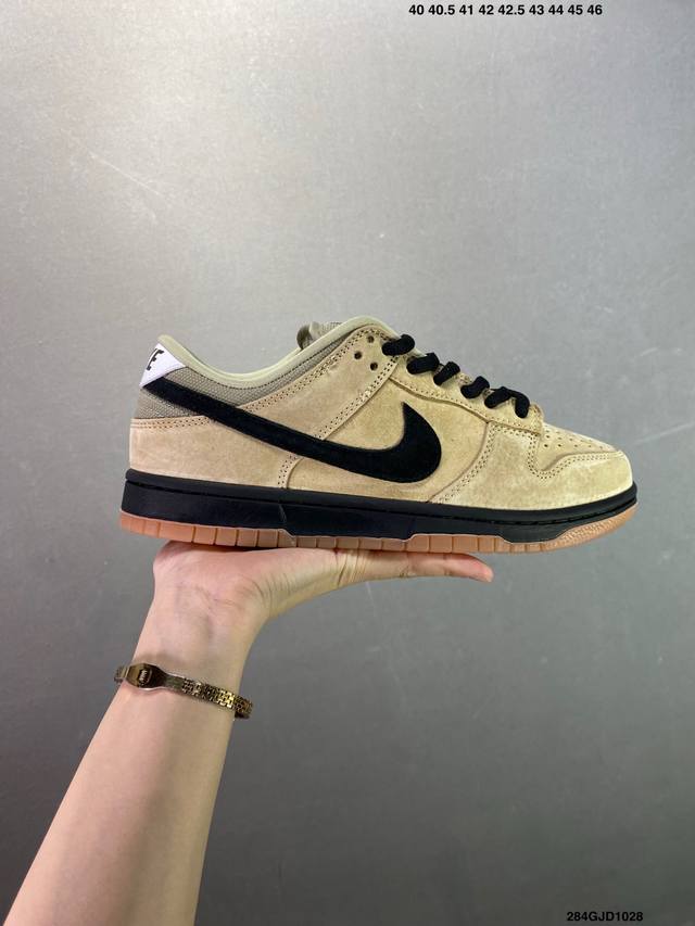 公司级Nike Dunk Sb Low 全新配色 Sb顾名思义，具有经典的Dunk血缘，又注入了更多的时尚元素。相较于普通的Dunk滑板鞋，改良版的Dunk S
