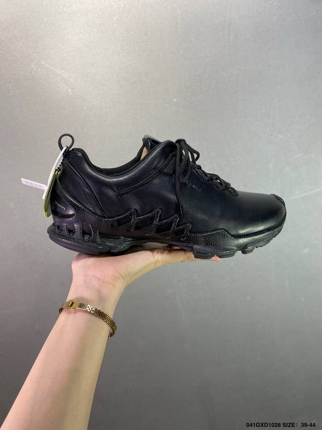 新款Ecco爱步丹麦轻奢品牌零负重系列 明星黄景瑜同款休闲鞋 进口小牛皮面清晰质感、走线工整、舒适柔软真皮内里、防滑橡胶大底 全套原盒包装 尺码：39-44 I