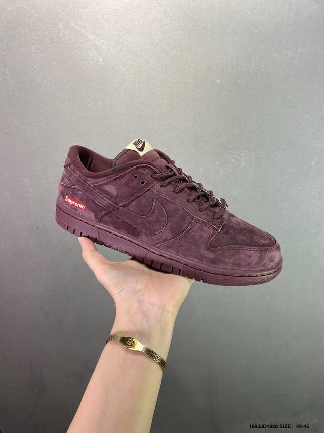 Nike Dunk Sb Low 定制配色 定制Dunk Sb顾名思义，具有经典的Dunk血缘，又注入了更多的时尚元素。相较于普通的Dunk滑板鞋，改良版的Du