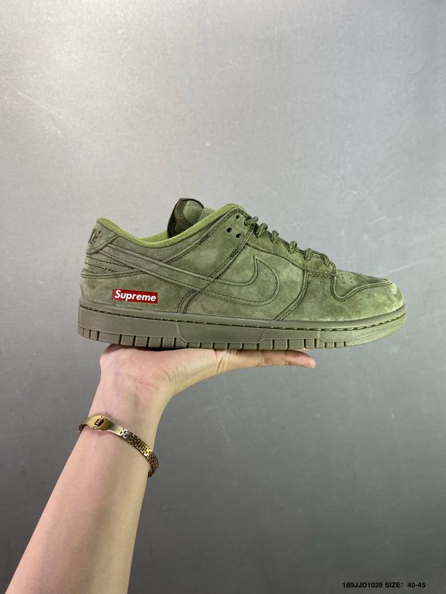 Nike Dunk Sb Low 定制配色 定制Dunk Sb顾名思义，具有经典的Dunk血缘，又注入了更多的时尚元素。相较于普通的Dunk滑板鞋，改良版的Du