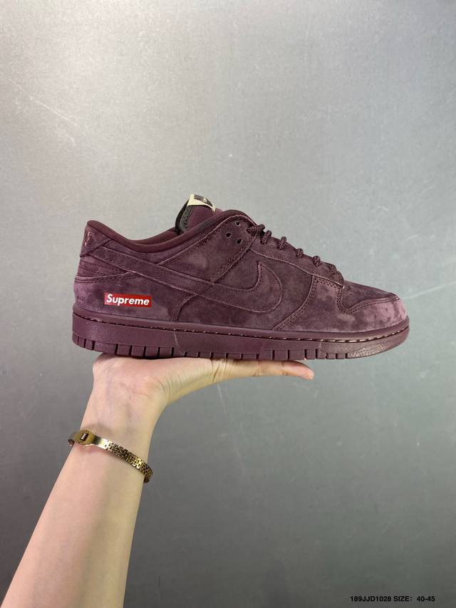 Nike Dunk Sb Low 定制配色 定制Dunk Sb顾名思义，具有经典的Dunk血缘，又注入了更多的时尚元素。相较于普通的Dunk滑板鞋，改良版的Du