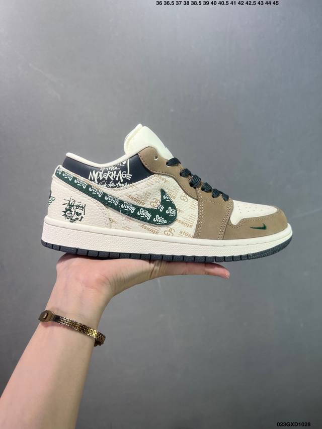 公司级Air Jordan 1 Low 印花 此款主张打破传统的工业化流水线设计限制，以Made By Ideas的超级创意为理念，集结众多潮流设计师，结合时下