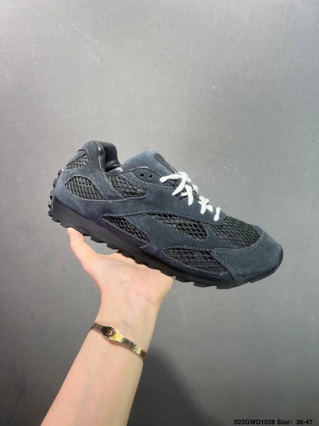 公司级男女鞋原楦原纸版开发版采用轻质科技菱形网布面料鞋面材质#内嵌透气网面贴合加厚Pu缓震乳胶脚垫#外置防变形耐磨Tpu橡胶大底向品牌著名的 Intreccia