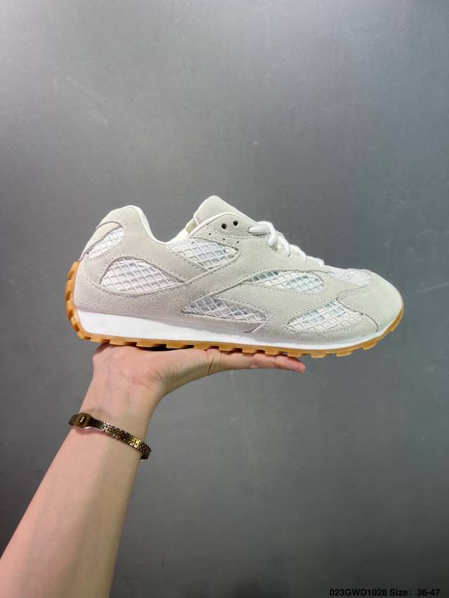 公司级男女鞋原楦原纸版开发版采用轻质科技菱形网布面料鞋面材质#内嵌透气网面贴合加厚Pu缓震乳胶脚垫#外置防变形耐磨Tpu橡胶大底向品牌著名的 Intreccia