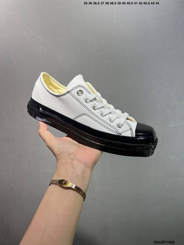 Converse All Star Lift 匡威新款 厚底皮面休闲板鞋 鞋款色调营造温馨柔和氛围，百搭属性适配多样风格。双鞋带设计极具创意，经典棉布鞋带简约质