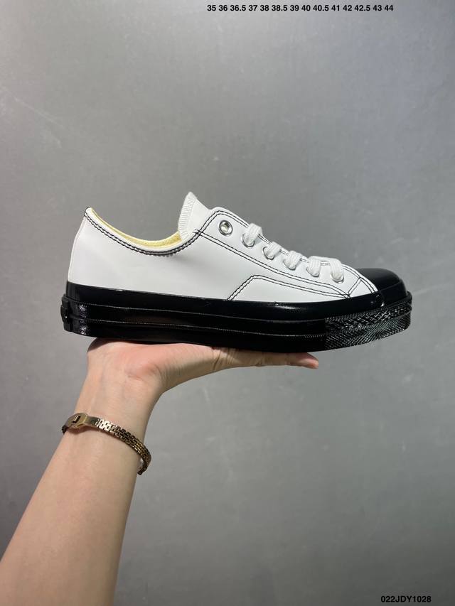 Converse All Star Lift 匡威新款 厚底皮面休闲板鞋 鞋款色调营造温馨柔和氛围，百搭属性适配多样风格。双鞋带设计极具创意，经典棉布鞋带简约质