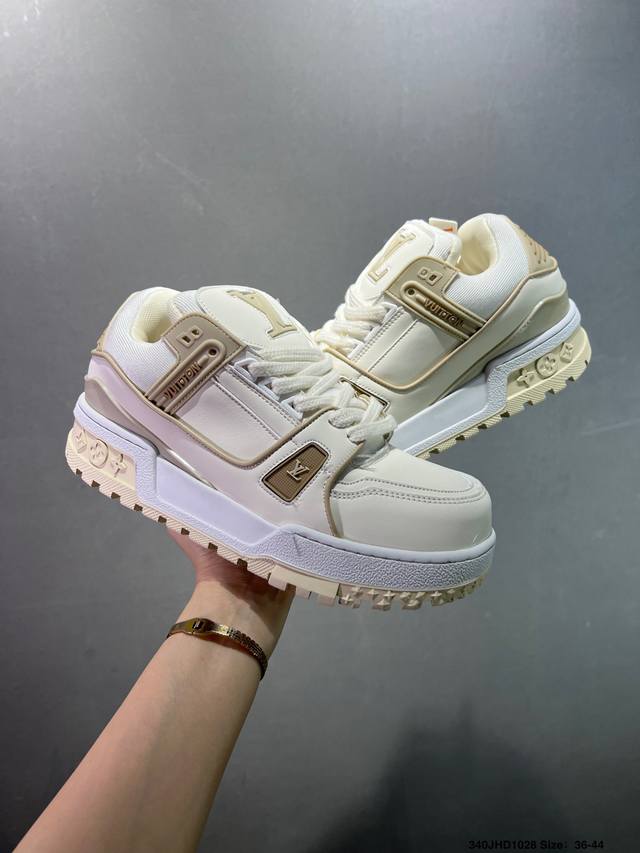 路易威登 Louis Vuitton Lv路易威登板鞋 新款 Lv Trainer最新配色运动鞋 L家 篮球鞋风格运动鞋 该鞋由艺术总监 Virgil Ablo