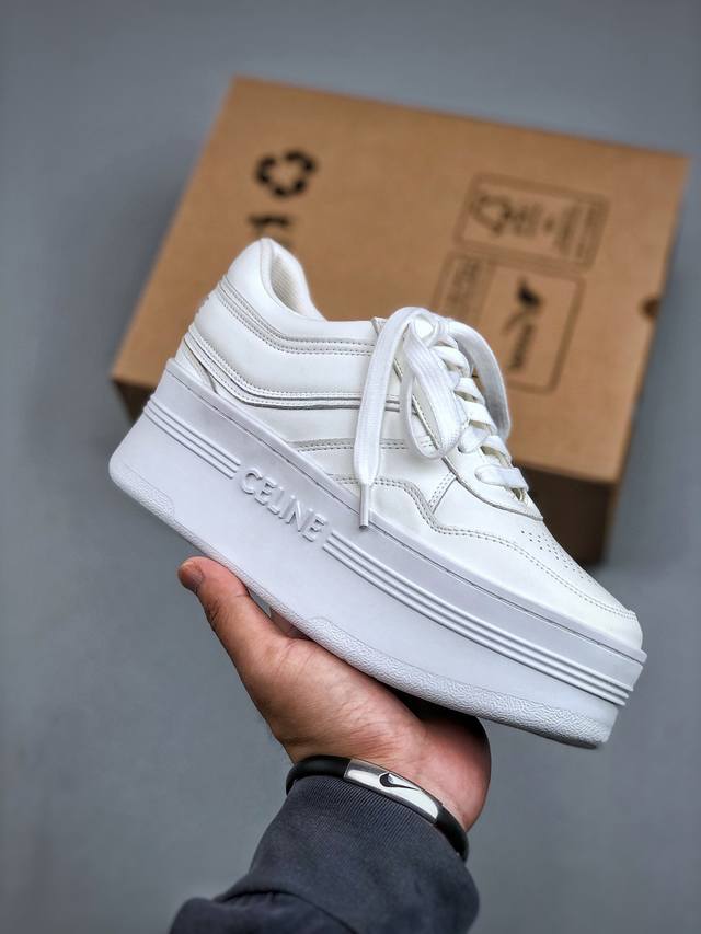 2025 Celine 赛琳 厚底 小白鞋！刘雯 杨幂 Lisa同款，的单品华丽又实用，本身的质感符合休闲华丽这个看似矛盾的风格，而其皮件及配件从皮包，到都在奢