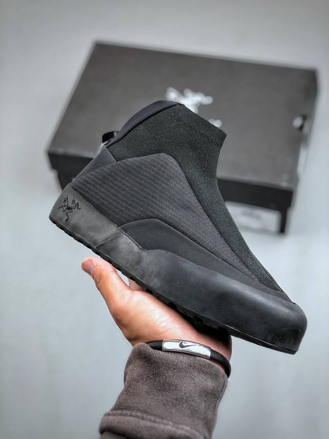 Arcteryx始祖鸟 Kragg Crag Insulated 运动舒适 防滑耐磨 高帮 户外功能鞋 男鞋原楦原纸版开发版型 采用一体成型热熔网织鞋面材质 搭