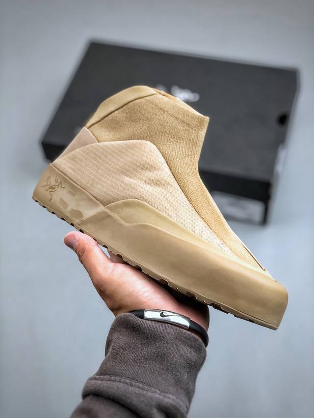 Arcteryx始祖鸟 Kragg Crag Insulated 运动舒适 防滑耐磨 高帮 户外功能鞋 男鞋原楦原纸版开发版型 采用一体成型热熔网织鞋面材质 搭