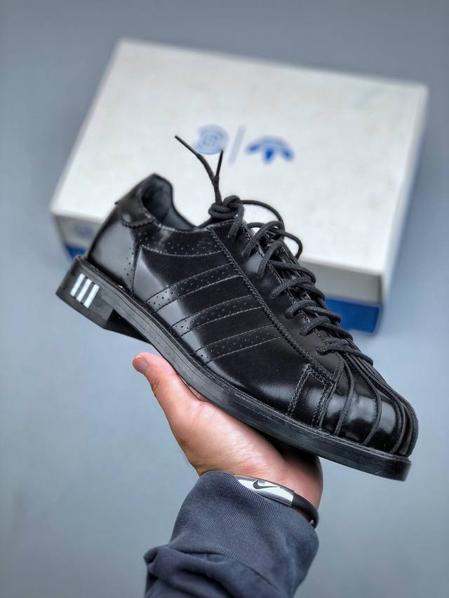 Adidas Clot Superstar Ds Ec 陈冠希联名 锯齿休闲板鞋 鞋身整体以经的”Superstar“为蓝本设计，将标志性的贝壳头重新演绎，鞋舌