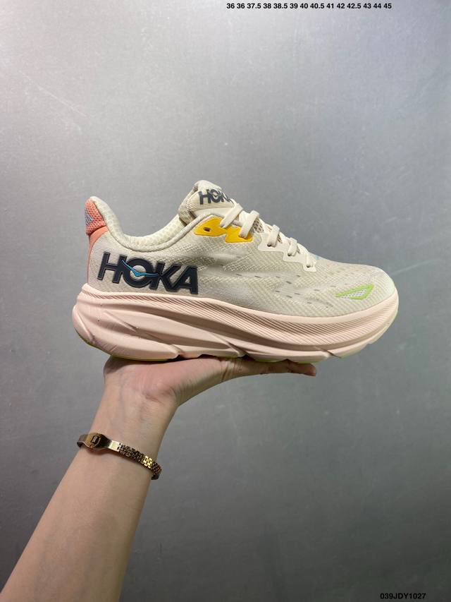 小红书推荐Hoka Marahi 7 全新配色 这个品牌来自于新西兰的毛利语，Hoka表示大地，One One表示飞越，连起来就是飞越地平线，One One不是