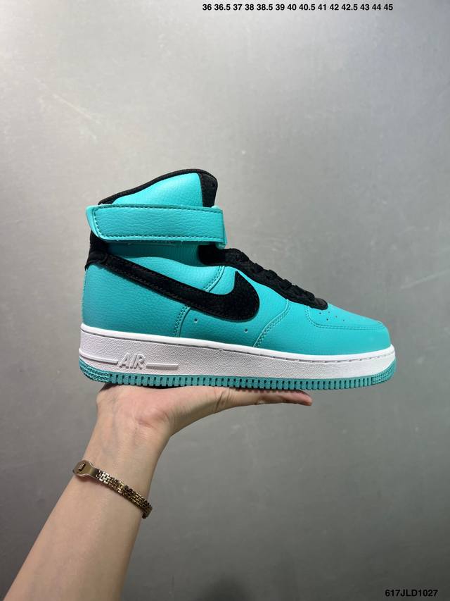 公司级耐克Nike Air Force 1“07蒂芙尼空军一号高帮百搭休闲运动板鞋。柔软、弹性十足的缓震性能和出色的中底设计，横跨复古与现代的外型结合，造就出风