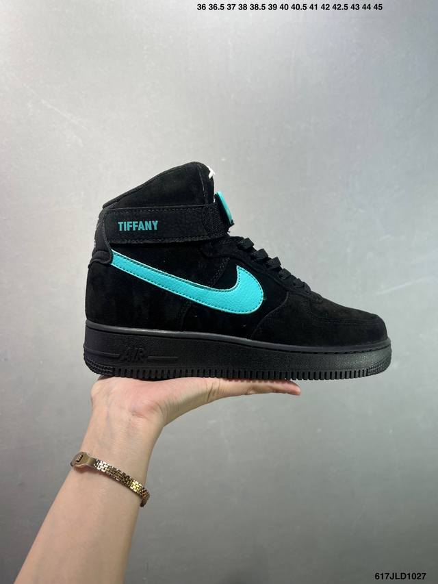 公司级耐克Nike Air Force 1“07蒂芙尼空军一号高帮百搭休闲运动板鞋。柔软、弹性十足的缓震性能和出色的中底设计，横跨复古与现代的外型结合，造就出风
