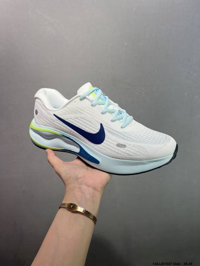 Nike Journey Run 跑步鞋 使用了新型的缓震材料 脚感偏韧 后跟有加厚的海绵填充 鞋子前掌和后掌做了加宽设计 增加了跑步时的稳定性 织物加网纱的鞋