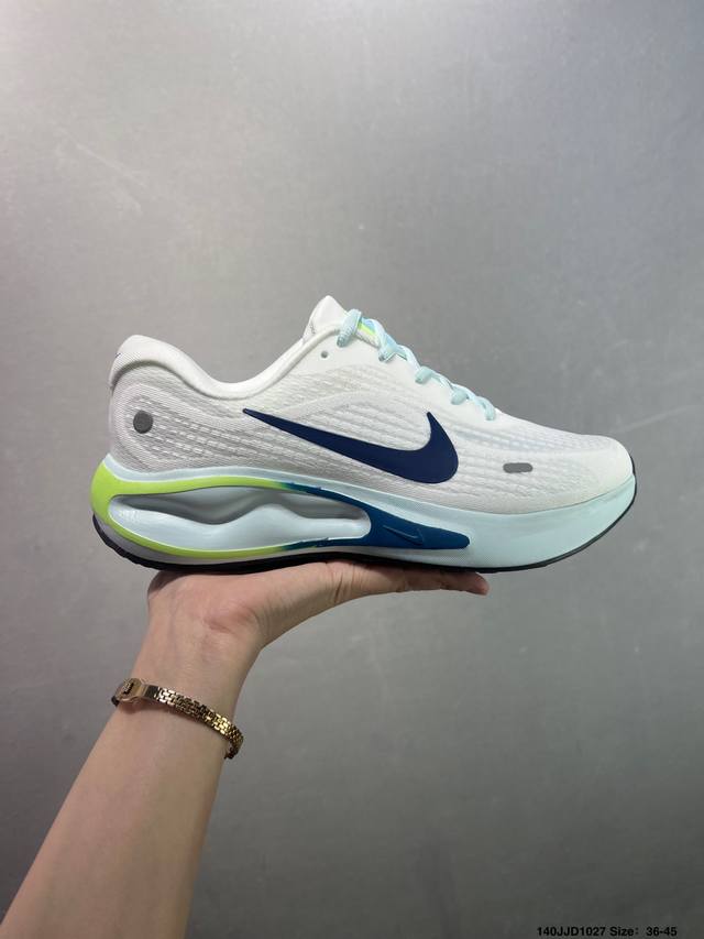 Nike Journey Run 跑步鞋 使用了新型的缓震材料 脚感偏韧 后跟有加厚的海绵填充 鞋子前掌和后掌做了加宽设计 增加了跑步时的稳定性 织物加网纱的鞋