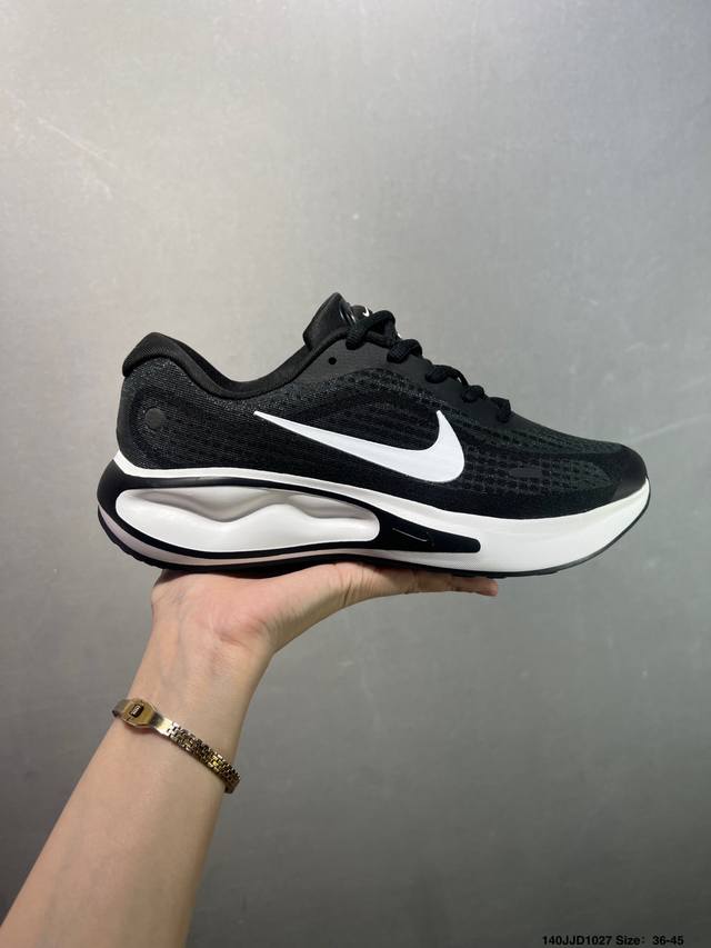 Nike Journey Run 跑步鞋 使用了新型的缓震材料 脚感偏韧 后跟有加厚的海绵填充 鞋子前掌和后掌做了加宽设计 增加了跑步时的稳定性 织物加网纱的鞋