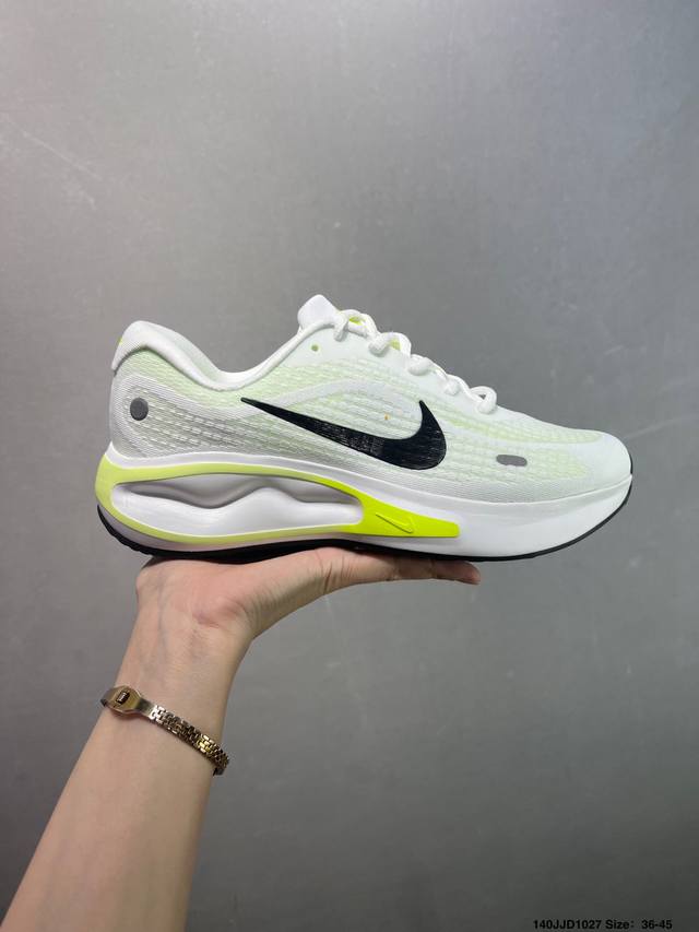 Nike Journey Run 跑步鞋 使用了新型的缓震材料 脚感偏韧 后跟有加厚的海绵填充 鞋子前掌和后掌做了加宽设计 增加了跑步时的稳定性 织物加网纱的鞋
