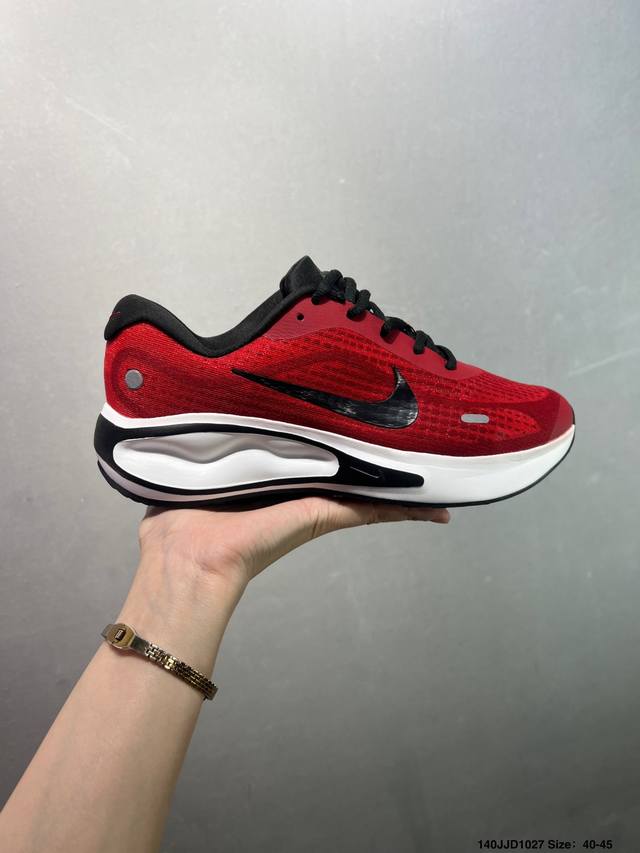 Nike Journey Run 跑步鞋 使用了新型的缓震材料 脚感偏韧 后跟有加厚的海绵填充 鞋子前掌和后掌做了加宽设计 增加了跑步时的稳定性 织物加网纱的鞋