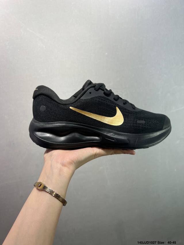 Nike Journey Run 跑步鞋 使用了新型的缓震材料 脚感偏韧 后跟有加厚的海绵填充 鞋子前掌和后掌做了加宽设计 增加了跑步时的稳定性 织物加网纱的鞋