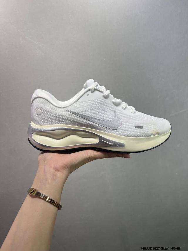 Nike Journey Run 跑步鞋 使用了新型的缓震材料 脚感偏韧 后跟有加厚的海绵填充 鞋子前掌和后掌做了加宽设计 增加了跑步时的稳定性 织物加网纱的鞋