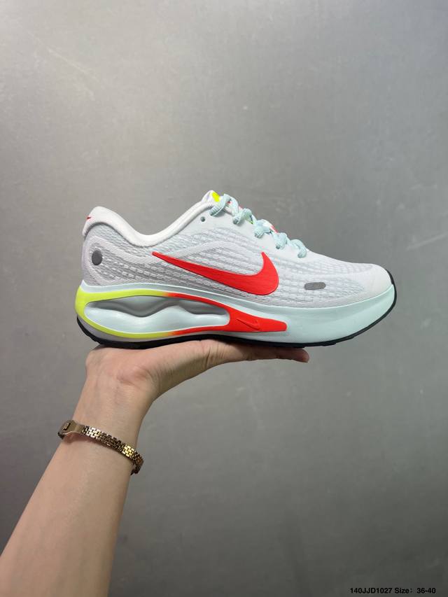 Nike Journey Run 跑步鞋 使用了新型的缓震材料 脚感偏韧 后跟有加厚的海绵填充 鞋子前掌和后掌做了加宽设计 增加了跑步时的稳定性 织物加网纱的鞋