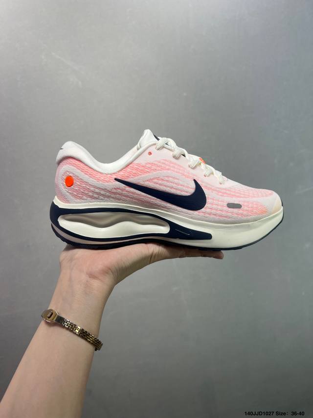 Nike Journey Run 跑步鞋 使用了新型的缓震材料 脚感偏韧 后跟有加厚的海绵填充 鞋子前掌和后掌做了加宽设计 增加了跑步时的稳定性 织物加网纱的鞋