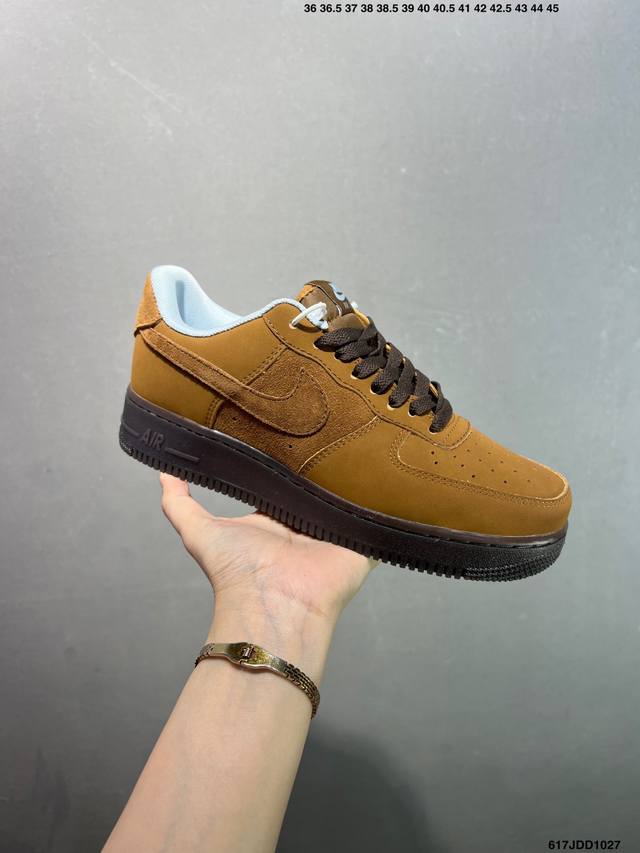 耐克Nike Air Force 7空军一号低帮百搭休闲运动板鞋。柔软、弹性十足的缓震性能和出色的中底设计，横跨复古与现代的外型结合，造就出风靡全球三十多年的F