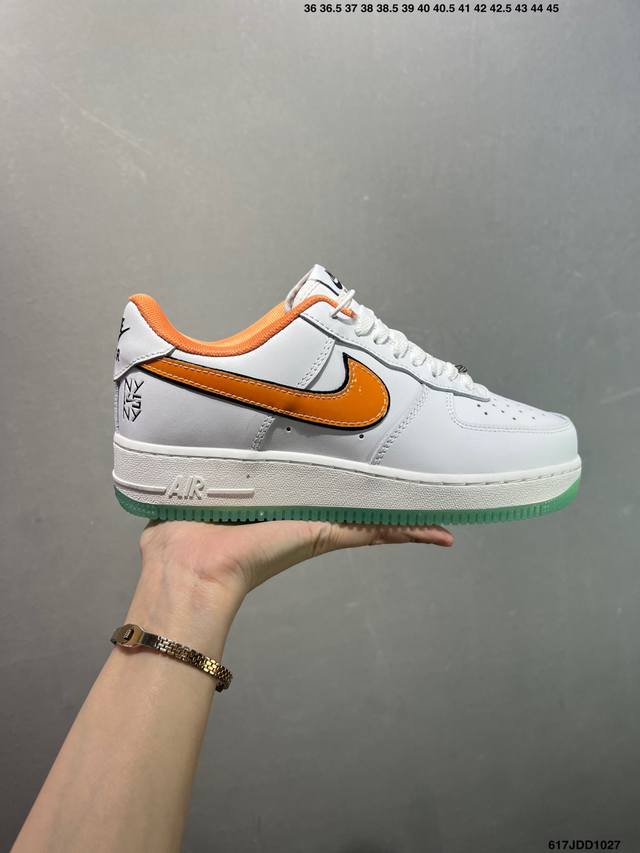 耐克Nike Air Force 7空军一号低帮百搭休闲运动板鞋。柔软、弹性十足的缓震性能和出色的中底设计，横跨复古与现代的外型结合，造就出风靡全球三十多年的F