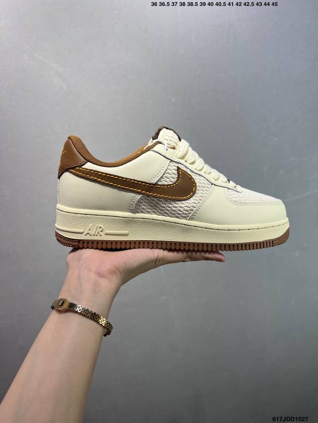 耐克Nike Air Force 7空军一号低帮百搭休闲运动板鞋。柔软、弹性十足的缓震性能和出色的中底设计，横跨复古与现代的外型结合，造就出风靡全球三十多年的F