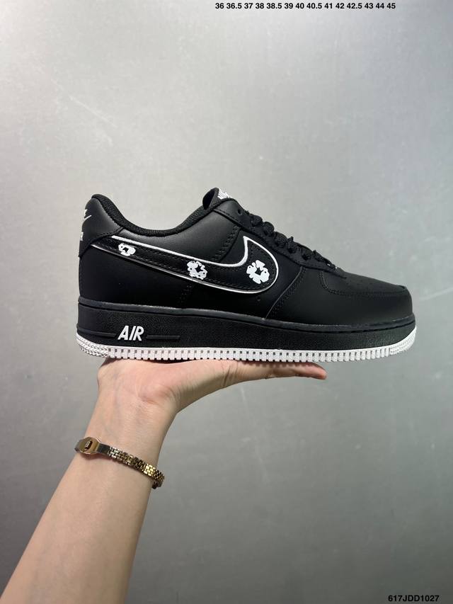 耐克Nike Air Force 7空军一号低帮百搭休闲运动板鞋。柔软、弹性十足的缓震性能和出色的中底设计，横跨复古与现代的外型结合，造就出风靡全球三十多年的F