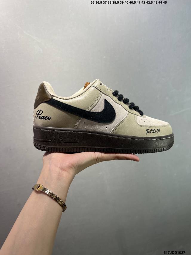 耐克Nike Air Force 7空军一号低帮百搭休闲运动板鞋。柔软、弹性十足的缓震性能和出色的中底设计，横跨复古与现代的外型结合，造就出风靡全球三十多年的F