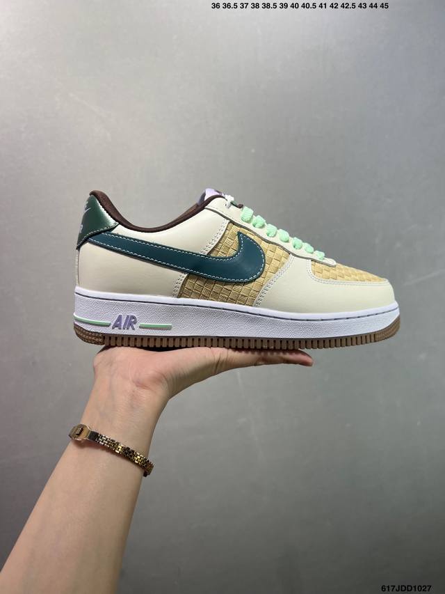 耐克Nike Air Force 7空军一号低帮百搭休闲运动板鞋。柔软、弹性十足的缓震性能和出色的中底设计，横跨复古与现代的外型结合，造就出风靡全球三十多年的F