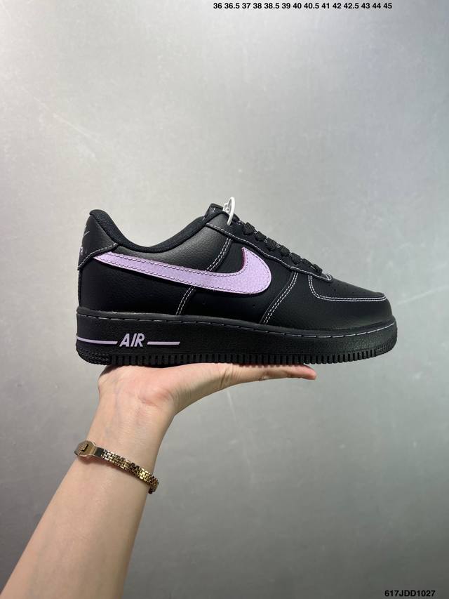 耐克Nike Air Force 7空军一号低帮百搭休闲运动板鞋。柔软、弹性十足的缓震性能和出色的中底设计，横跨复古与现代的外型结合，造就出风靡全球三十多年的F