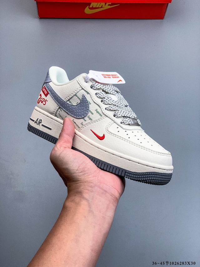 原楦数据纸版，采用硬质优质皮革鞋面材质，内置全掌Air Sole气垫。耐克 Nike Air Force 1 Low 空军一号低帮百搭休闲运动板鞋 102628